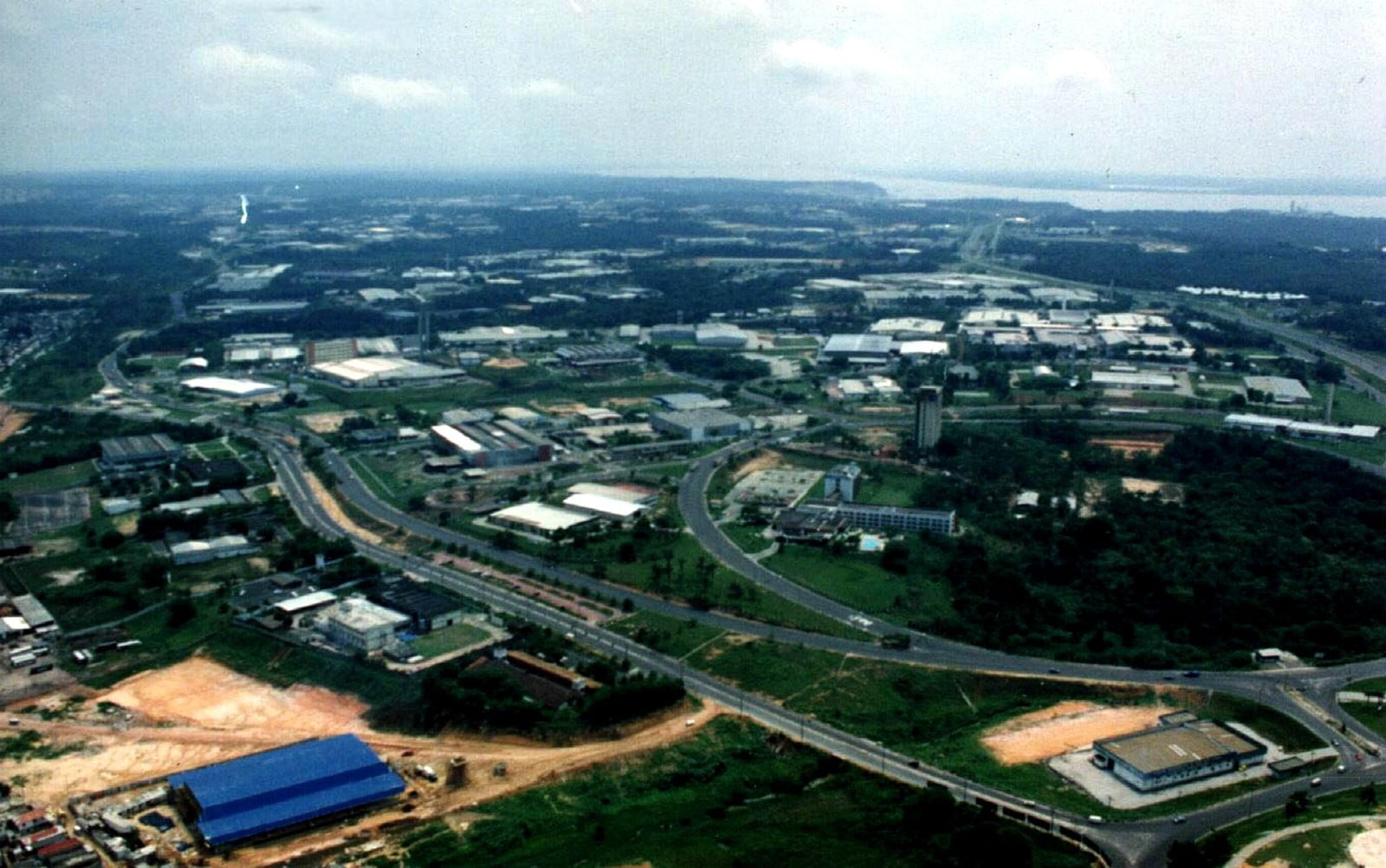 visao_aerea_do_polo_industrial_de_manaus_na_decada_de_1990.jpg