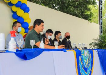 Prefeito de Parintins surpreende e anuncia aumento salarial para os professores