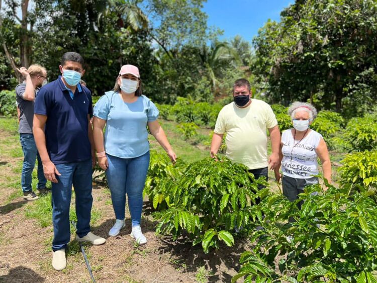 Prefeita de Presidente Figueiredo reúne com produtores rurais e incentiva plantio de café