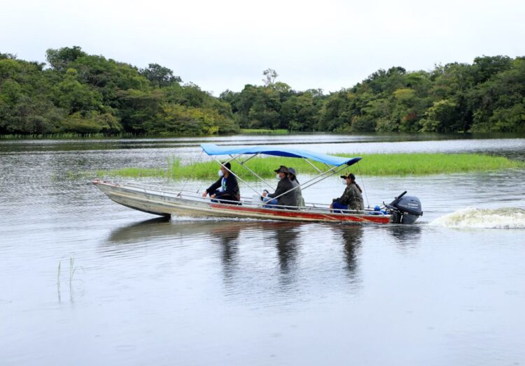 Equipes de saúde vão a zona rural de Maués para vacinar crianças