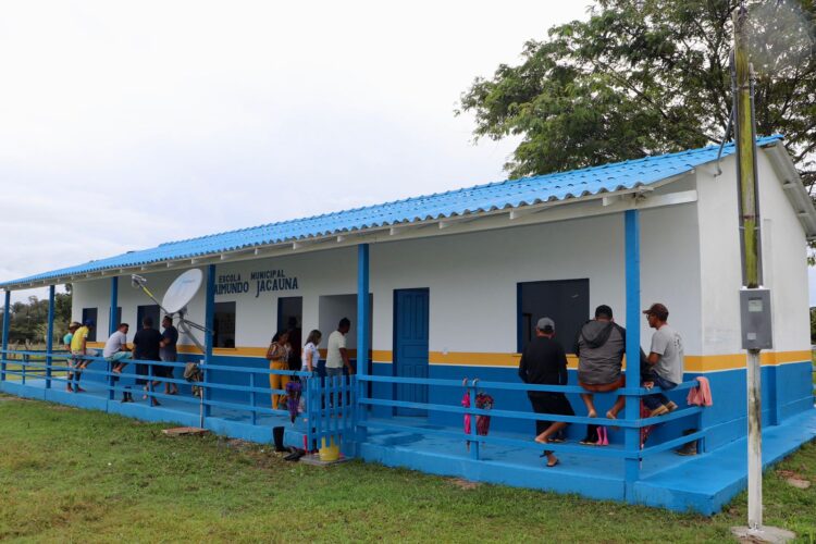 Prefeita de Nhamundá reforma e amplia escola na zona rural e entrega à população