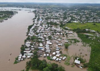 Eirunepé no AM, decreta situação de emergência; inundação afeta serviço de saúde