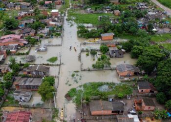 Saullo Vianna acompanha ações para reduzir danos causados pela chuva em Parintins