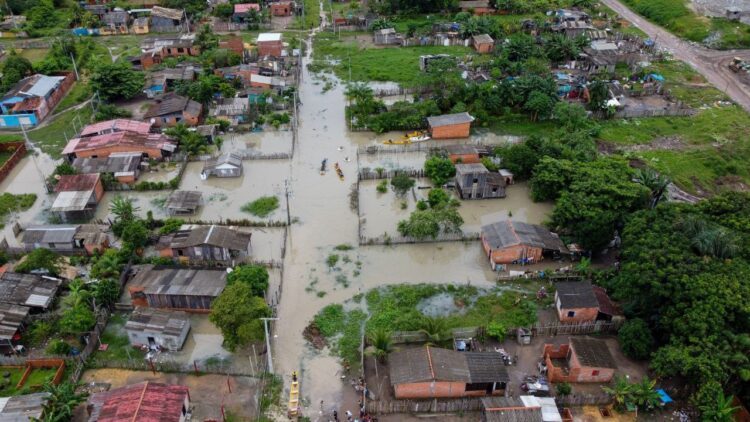 Saullo Vianna acompanha ações para reduzir danos causados pela chuva em Parintins