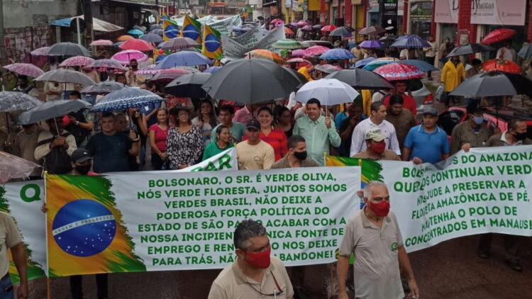 Patrícia Lopes enfrenta chuva junto com trabalhadores da Jayoro em protesto contra decreto que zera IPI dos concentrados