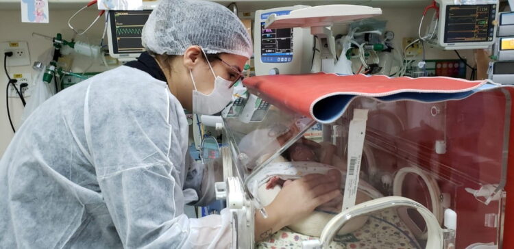 Trigêmeos nascidos de barriga solidária se recuperam bem na UTI Neonatal da Unimed Manaus