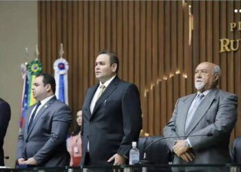 Raylan Barroso recebe medalha Ruy Araújo da Aleam