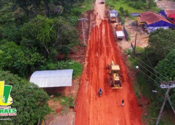 Com recursos próprios, prefeitura de Alvarães inicia obras de terraplanagem e alargamento da estrada Alvarães/Nogueira
