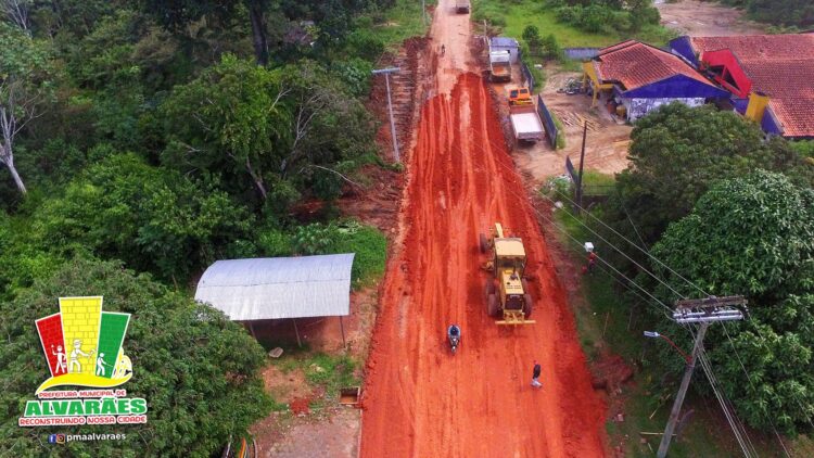 Com recursos próprios, prefeitura de Alvarães inicia obras de terraplanagem e alargamento da estrada Alvarães/Nogueira