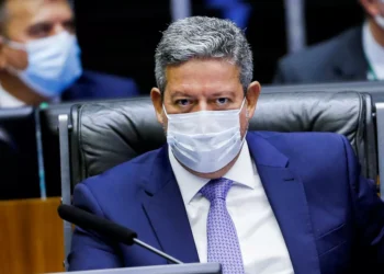 Lira diz que Câmara pode votar hoje projeto que limita ICMS sobre combustíveis