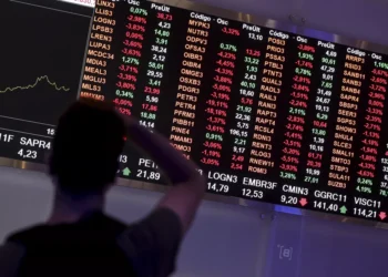 Ações da Petrobras desabam e Ibovespa perde os 100 mil pontos