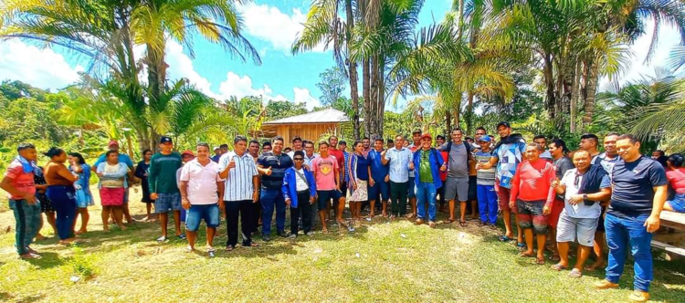 Prefeito de Alvarães acompanha o início dos trabalhos de implantação do Programa “Luz Para Todos” em comunidades carentes