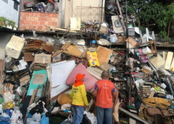 Prefeitura de Manaus remove duas toneladas de resíduos da casa de acumulador, na zona Sul
