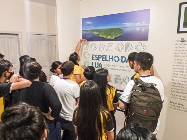 Exposição fotográfica ”Espelho da lua: o lugar e seus mistérios” é aberta ao público, em Nhamundá