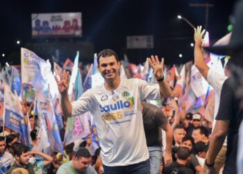 Saullo Vianna arrasta multidão de todas as cores em seu lançamento de campanha em Parintins