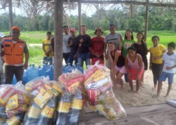 Prefeitura de Alvarães distribui água mineral e cesta básica para ribeirinhos