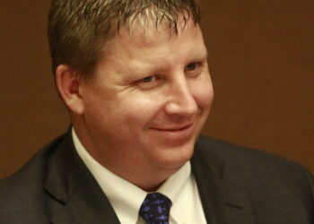 CEO da Azul diz que empresa é ‘a mais pontual do Brasil’ e ironiza 4 mil processos por mês: ‘Toda mala tem vestido de noiva’