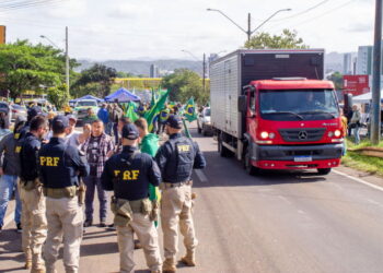 Caminhoneiros voltam a bloquear quatro rodovias federais no país