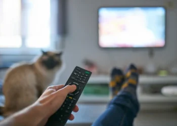 Bolsonaro renova concessão da Globo, Band e Record por 15 anos