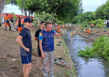 Prefeito David Almeida acompanha ação de limpeza no Igarapé do Passarinho