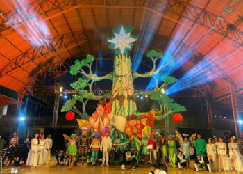 Nhamundaenses lotam ginásio para acompanhar o espetáculo Natal Amazônia