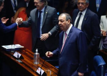 Senador Omar inicia novo mandato em nome de ribeirinhos e indígenas do Amazonas