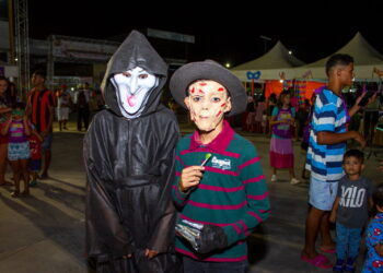 Criançada lota a Praça da Vitória em baile e concurso de fantasias, no primeiro dia do Carnachoeira 2023
