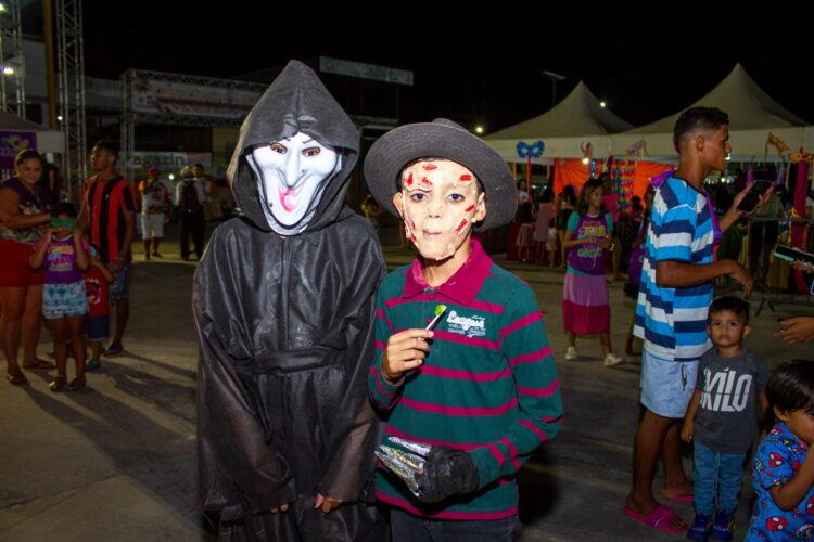 Criançada lota a Praça da Vitória em baile e concurso de fantasias, no primeiro dia do Carnachoeira 2023