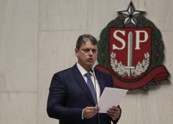 Tarcísio sanciona lei que permite distribuição de cannabis medicinal pelo SUS