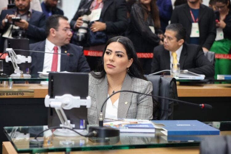 Deputada Mayra Dias solicita Delegacia da Mulher para Parintins e delegada para Maués