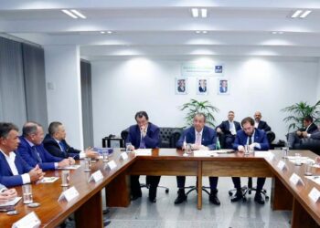 Senador Omar lidera bancada em reunião com prefeitos sobre recuperação de rodovias federais no Amazonas