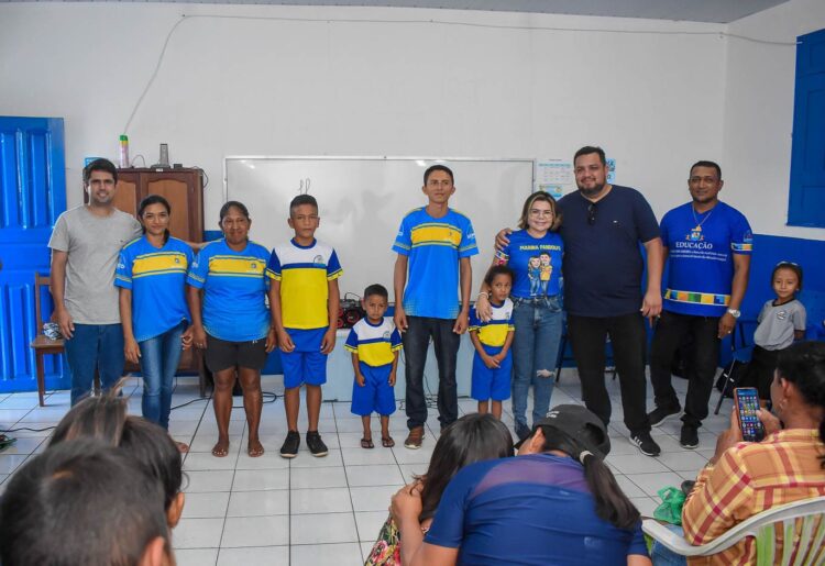 Prefeita Marina Pandolfo reinaugura escola na Zona Rural de Nhamundá