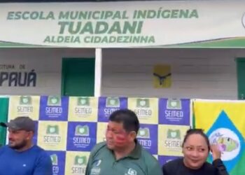 Prefeito inaugura escola em aldeia indígena e cacique se emociona: “Nunca um prefeito pisou aqui”