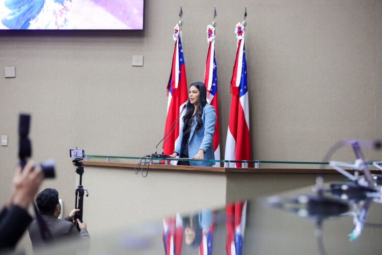 Artistas de Parintins que brilharam no Carnaval recebem Moção de Aplausos da deputada Mayra Dias