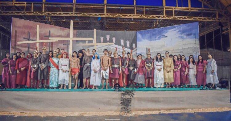 Encenação da Paixão e Morte de Cristo lota ginásio em Nhamundá
