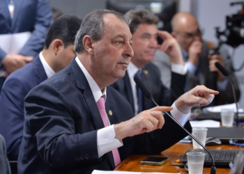 Senador Omar questiona presidente do Banco Central por medidas para baixar taxa de juros no Brasil