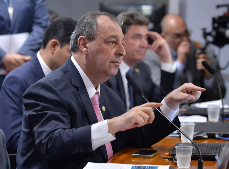 Senador Omar questiona presidente do Banco Central por medidas para baixar taxa de juros no Brasil