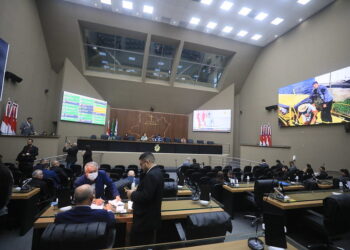 Greve dos trabalhadores da Educação domina debates na Assembleia Legislativa