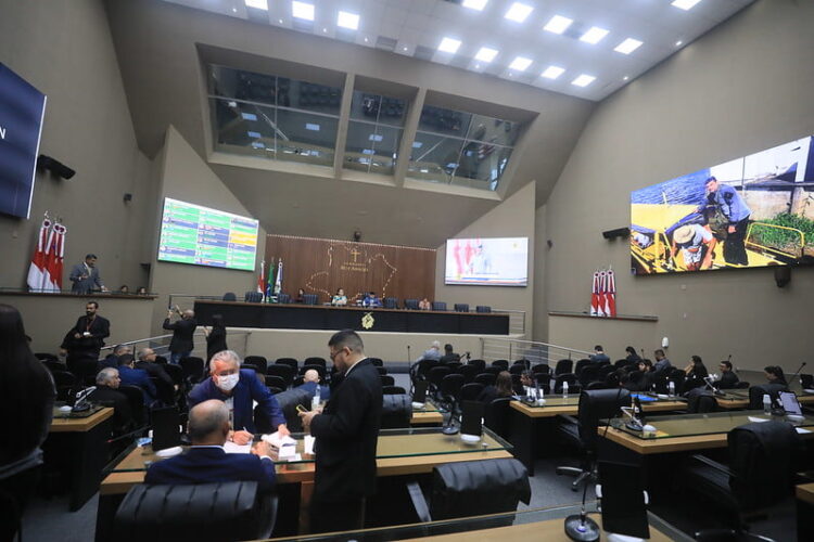 Greve dos trabalhadores da Educação domina debates na Assembleia Legislativa