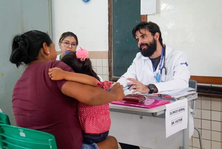 Ação com médicos especialistas da Prefeitura de Parintins beneficia centenas de moradores da Santa Rita da Valéria