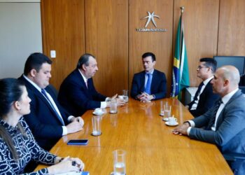 Reunião do Senador Omar com secretário do Tesouro Nacional e prefeito David trata sobre recursos para construção de casas populares em Manaus
