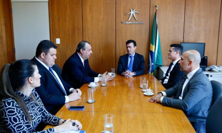 Reunião do Senador Omar com secretário do Tesouro Nacional e prefeito David trata sobre recursos para construção de casas populares em Manaus