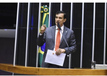 Preço da passagens aéreas na região Norte é debatido em Brasília e Sidney Leite aponta soluções