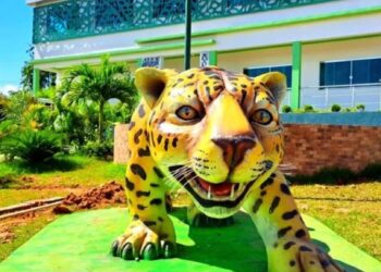 Esculturas artísticas amazônicas emolduram prédios públicos em Alvarães