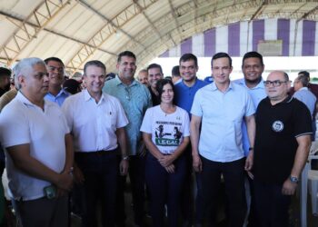 Ministro da Pesca vai a Manacapuru em mutirão de recadastramento