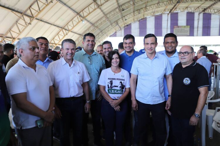 Ministro da Pesca vai a Manacapuru em mutirão de recadastramento