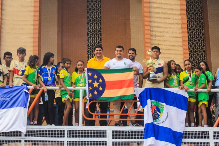 Parintins homenageia recordista brasileiro no lançamento de dardo e  campeões do JEAs – Pólo III