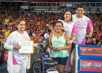 Deputada Mayra Dias celebra as mães com cerca de 10 mil pessoas no Bumbódromo de Parintins