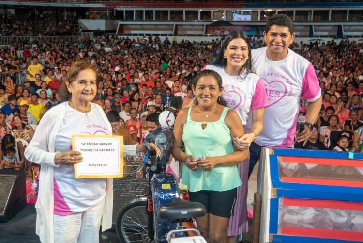 Deputada Mayra Dias celebra as mães com cerca de 10 mil pessoas no Bumbódromo de Parintins