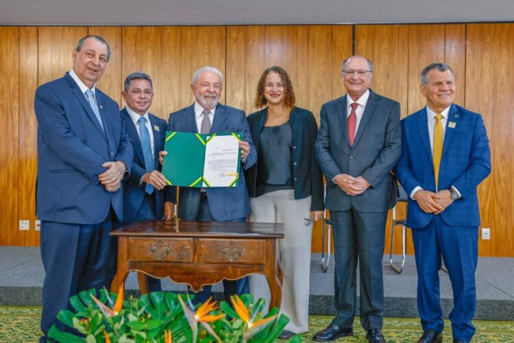 Senador Omar propõe destinar percentual de P&D pago por indústrias em Manaus para aumentar orçamento do novo CBA